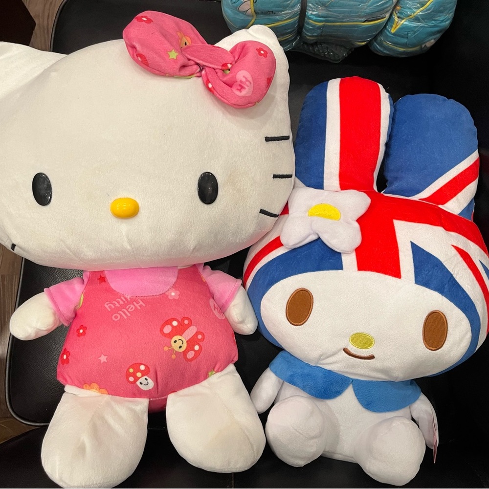 2 super cute Hello Kitty & My Melody England Sanrio Stuffed Plushie